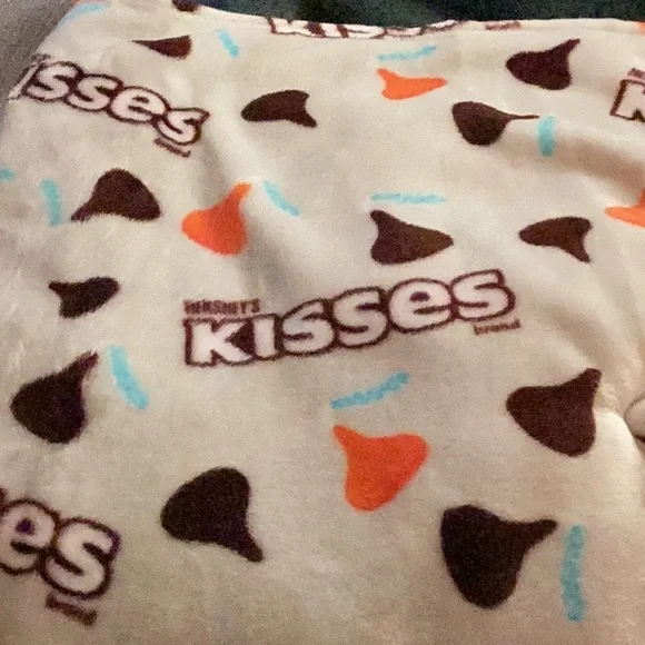NWT Hershey Kisses Oversized Plush Throw 
Brand New With Tags 60”X 70” - Picture 7 of 8